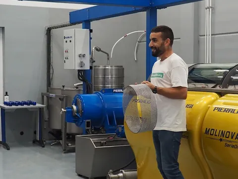 Experiencia oleoturística con explicaciones en una almazara.