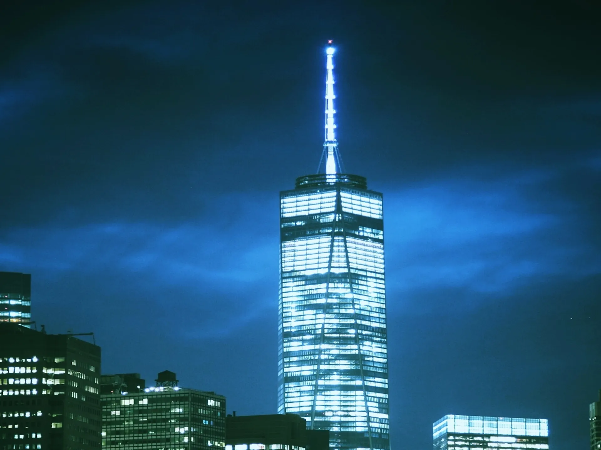 El One World Trade Center iluminado por la noche - One World Trade Center - Qué ver en Nueva York - Guía de Viajes Nueva York - Buendía Tours