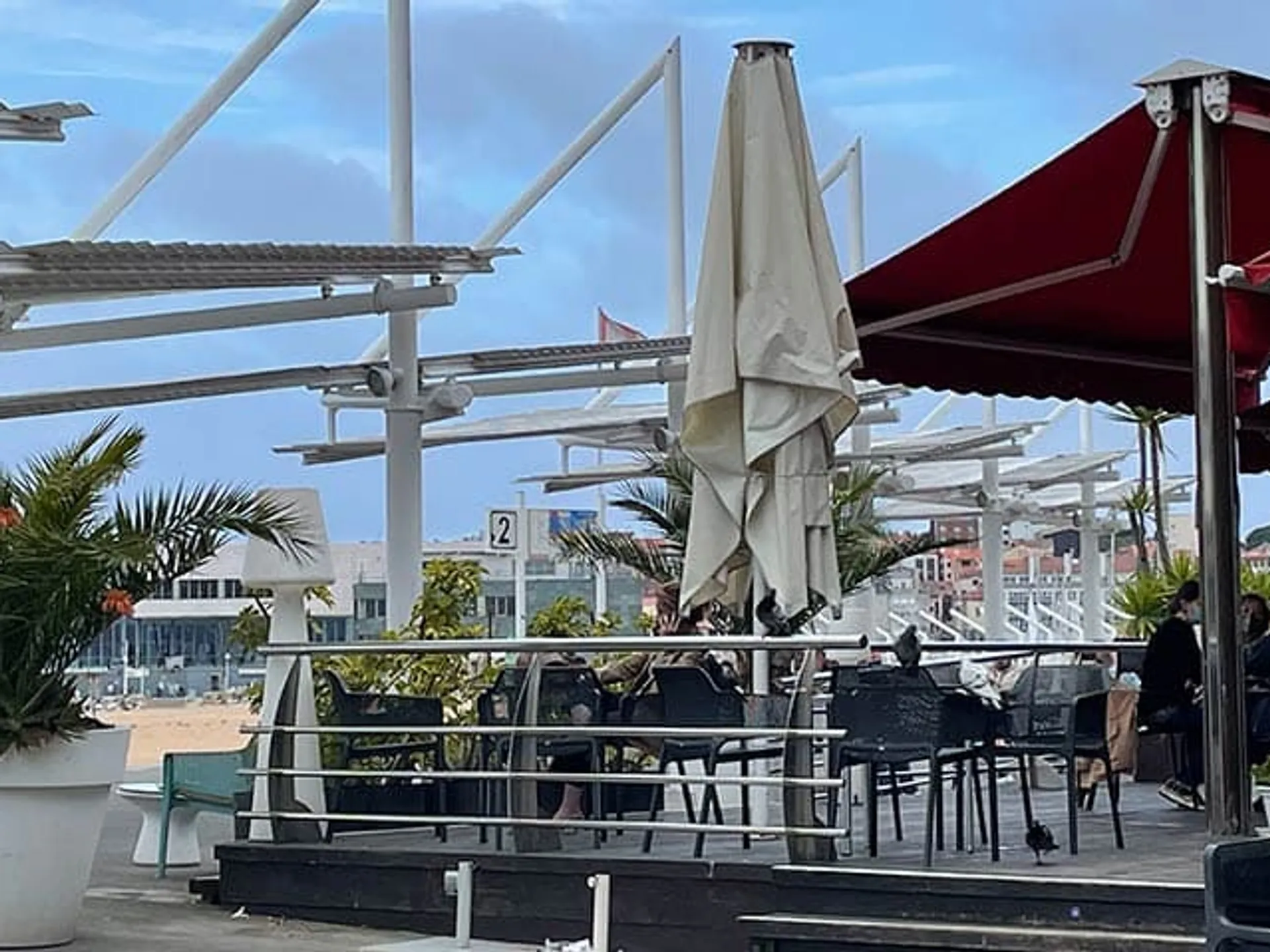 La terraza de la Bodeguita de en medio en Poniente Gijón-Las mejores terrazas de Gijón-Qué hacer en Gijón-Guía de Viajes Buendía Tours