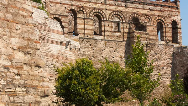 El palacio de los Porfirogenetas fue una residencia imperial bizantina cargada de historia y misterio.