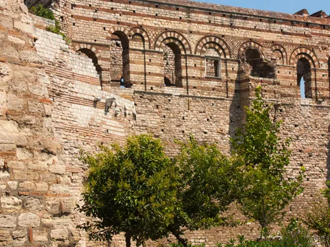 El palacio de los Porfirogenetas fue una residencia imperial bizantina cargada de historia y misterio.