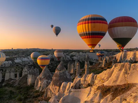 Globos aerostáticos sobre chimeneas de hadas en Capadocia al amanecer, Turquía