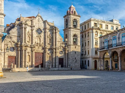 Icónica plaza de la catedral en La Habana, Cuba