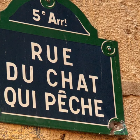 Placa con el nombre de la calle Rue du Chat qui Pêche