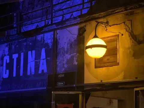 Fachada envejecida con luz amarilla en la noche en Praga, República Checa