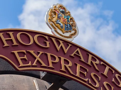 Cartel del Hogwarts Express y escudo del colegio en los estudios de Londres.