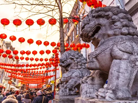 Entrada a Chinatown en Soho mostrando linternas rojas, escultura asiática y arquitectura característica