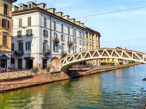 Puente Alda sobre el canal Navigli en el barrio de Navigli, Milán
