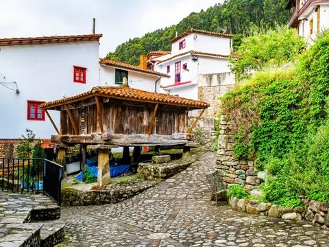 Excursión a Lagos de Covadonga, Lastres y Tazones desde Gijón