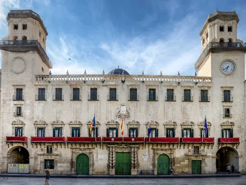 Fachada del Ayuntamiento de Alicante con sus torres y balcones en la plaza principal