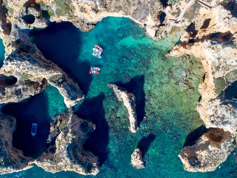 Vista picada de barcos en  las cuevas de Ponta da Piedade