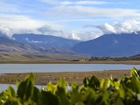 Vista panorámica del lago Takerkoust cerca de Marrakech, Marruecos