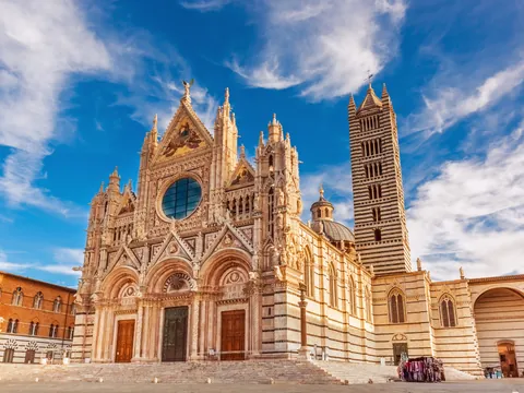 Catedral de Siena (Cattedrale di Santa Maria Assunta), un ejemplo destacado de la arquitectura gótica italiana.