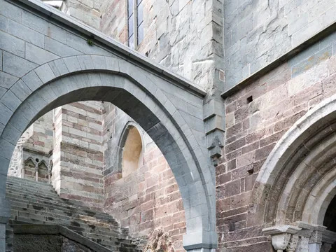 Arcos dentro de la abadía que el guía explicará en esta excursión de medio día.