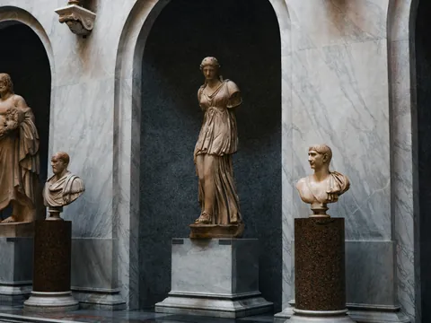 Esculturas clásicas en una galería de los Museos Vaticanos, en Ciudad del Vaticano.