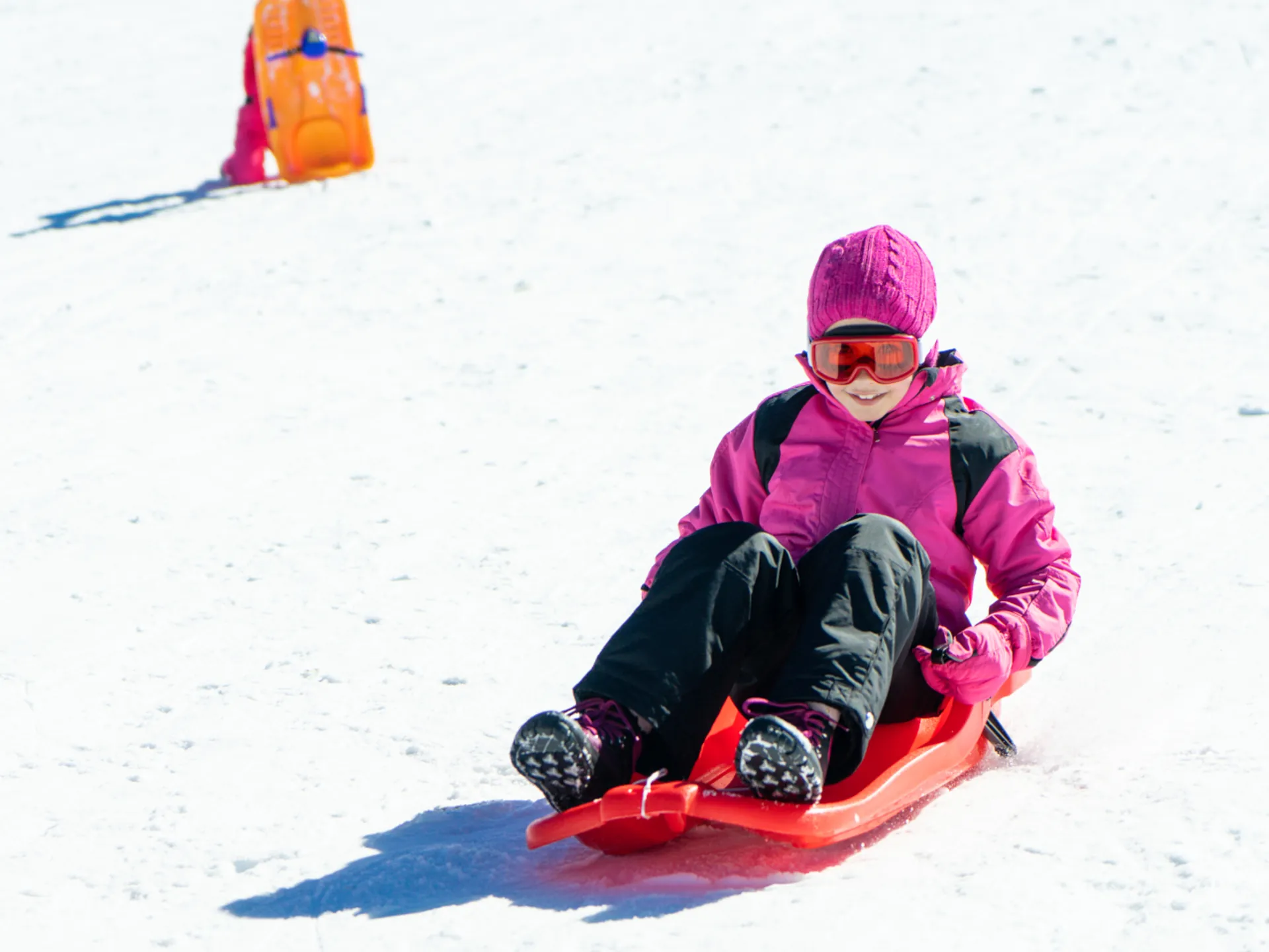 Niña en la nieve en Sierra Nevada - Principales estaciones de esquí con guardería en España - Blog - Buendía Tours