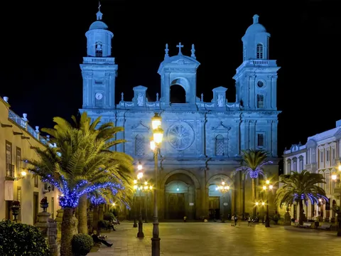 Catedral de Santa Ana iluminada de azul en la Plaza de Santa Ana, Las Palmas.