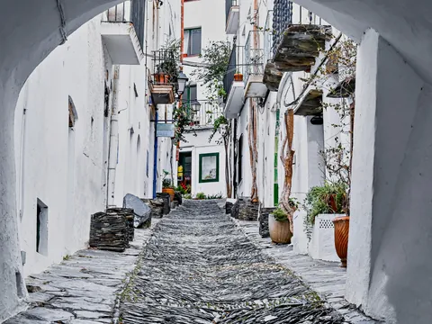 Calle del casco antiguo de Cadaqués, Costa Brava, España