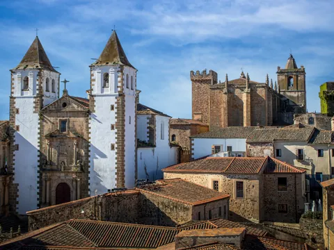 Panorámica de San Francisco Javier y la Concatedral en Cáceres, España.
