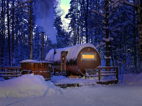 Disfrute de una sauna tradicional calentada con leña en el medio del bosque