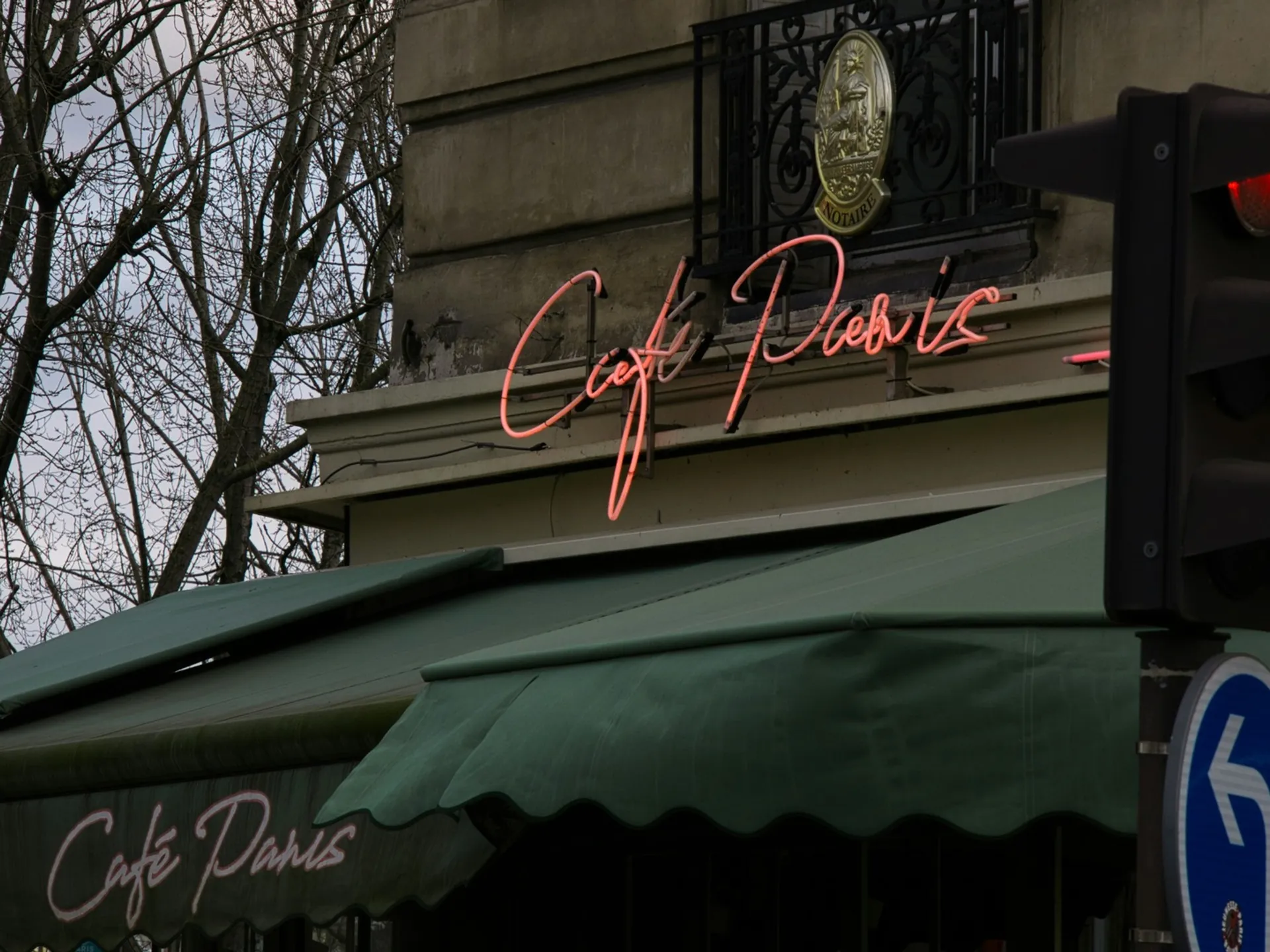 Letrero de neón rosa de Café París
