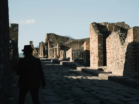 Calle con edificaciones en ruinas de la antigua Pompeya