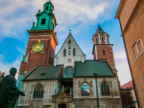 Escultura de Juan Pablo II frente a la Catedral de Wawel en Cracovia