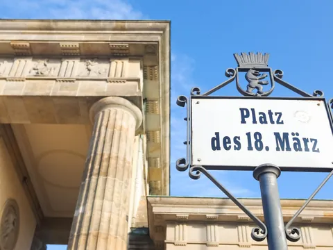 Letrero de Platz des 18. März junto a la Puerta de Brandeburgo en Berlín.