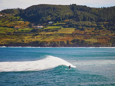 Una de las mejores olas del mundo en la localidad vasca de Mundaka