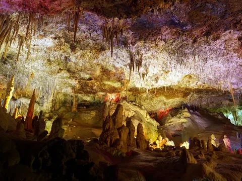 Estalactitas y estalagmitas iluminadas en las Cuevas del Hams