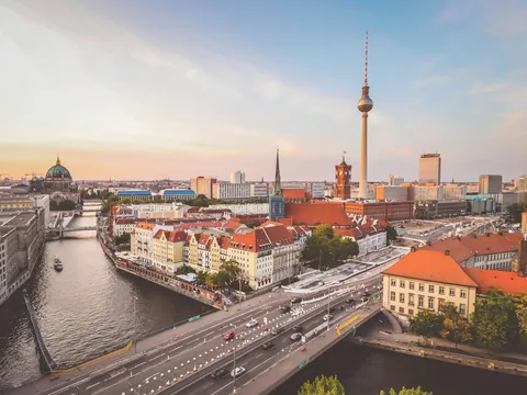 Vista panorámica de Berlín con la catedral y la torre de televisión al atardecer