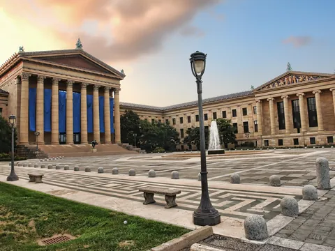 **Alt sugerido (≤80 caracteres):** Escaleras del Museo de Arte de Filadelfia, famosas por la película Rocky