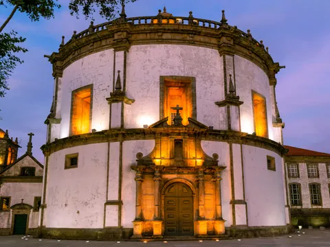 Monasterio de Serra do Pilar iluminado al atardecer en Vila Nova de Gaia.