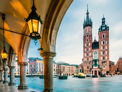 Plaza del Mercado y Basílica de Santa María en el casco histórico de Cracovia, Polonia