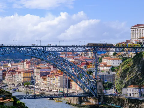 Puente de Don Luis I sobre el Duero con tranvía y casas de Oporto al fondo.