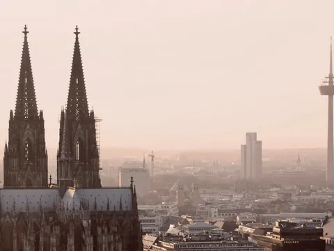 Panorámica de la Catedral de Colonia y la torre Colonius bajo la bruma matinal.