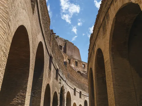 Arcos y muros del Coliseo Romano, Roma
