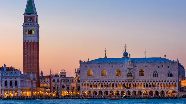 Vista del Palacio Ducal y el Campanile al atardecer desde la laguna de Venecia