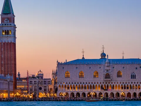 Vista del Palacio Ducal y el Campanile al atardecer desde la laguna de Venecia