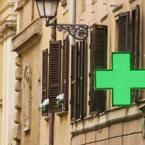 Señal de farmacia en la calle