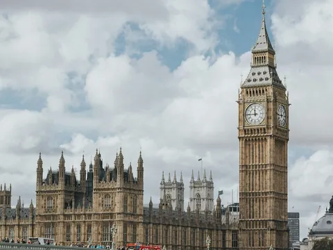 Big Ben y Palacio de Westminster en Londres, iconos del Parlamento británico con arquitectura gótica