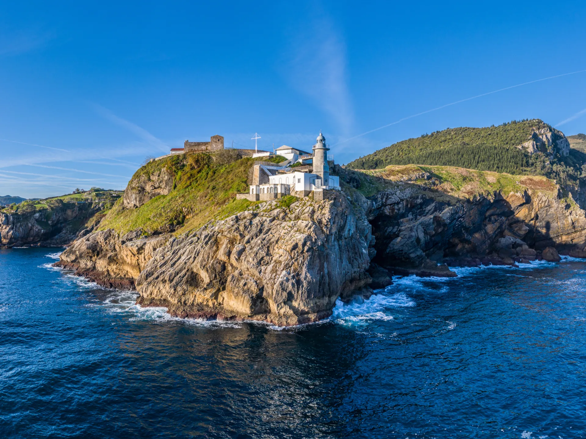 Faro de Santa Catalina en Lequeitio - Los Pueblos de la Costa Vasca - Qué ver en Bilbao - Guía de Viajes Bilbao - Buendía Tours