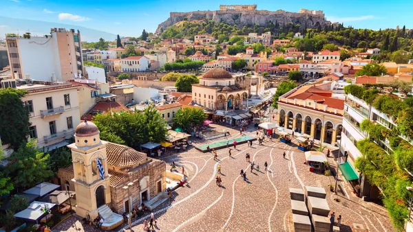 Vista de la plaza Monastiraki con la Acrópolis al fondo en el centro de Atenas