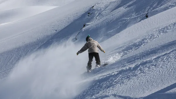 Práctica de snow en Valle Nevado, estación de Santiago de Chile.