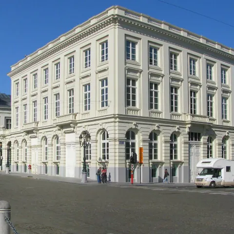 Exterior del Museo Magritte-Museos de Bruselas - Guía de Viaje Buendía tours