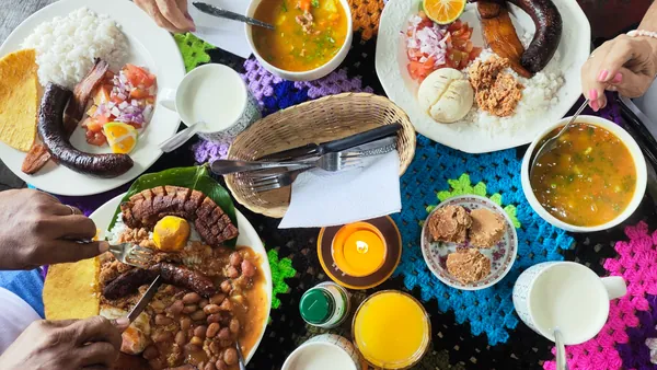 Comida típica de Colombia en un puesto de Medellín