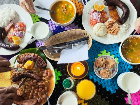 Comida típica de Colombia en un puesto de Medellín