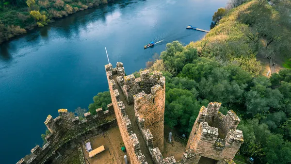 Vista aérea del Castillo de Almourol y barco en el río Tajo, Portugal