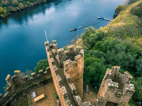 Vista aérea del Castillo de Almourol y barco en el río Tajo, Portugal