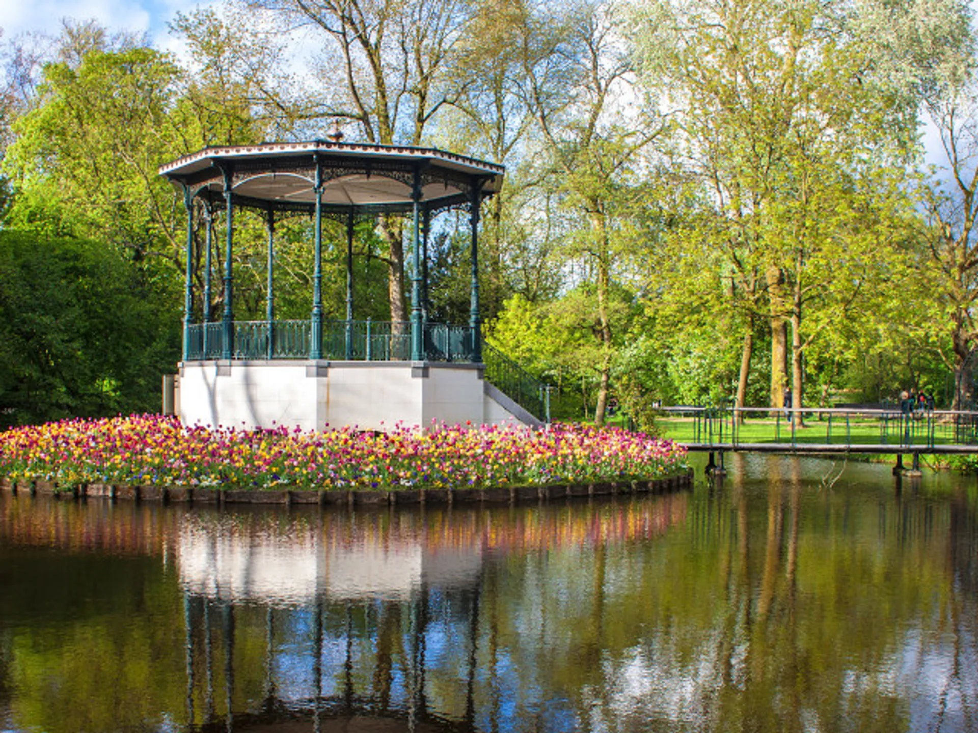 Estanque y tulipanes en el Vondelpark -  Ámsterdam que ver - Guía de Viaje de Ámsterdam - Buendía Tours